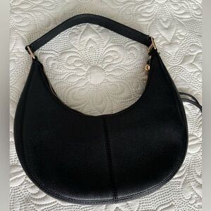 Marc Jacobs Black leather shoulder bag.